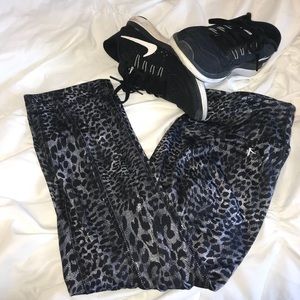 like new! grey leopard cropped leggings